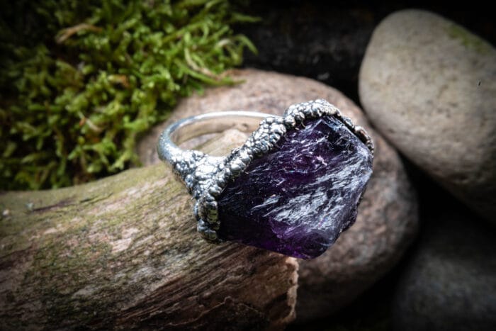 0649fc_147ee297aa814ad48d3619682fc171a6mv2.jpg Ametisto kristalo žiedas – Paveikslėlis 1