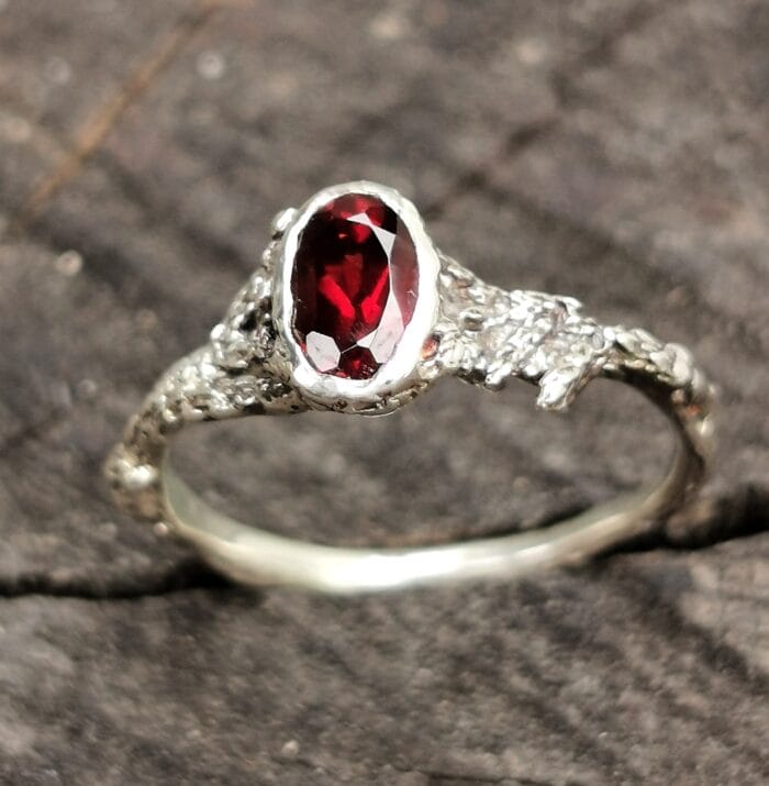 oznorCO Organiškas sidabro žiedas su granatu - Image 1