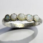 Baltų opalų žiedas