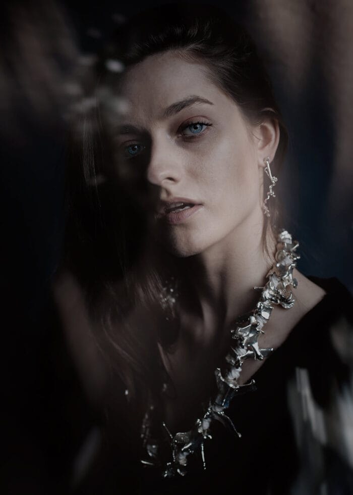 0649fc_5703e884201e45d9b6924fe23df7279cmv2.jpg Kaulų karoliai – Paveikslėlis 1