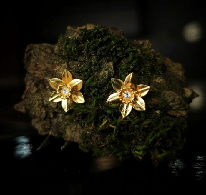 0649fc_6071bdcafbd74a58804cabf5dabe6a87mv2.jpg Auksuoti narcizai - Image 1