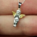 Dangiškasis globėjas su žaliu deimantu