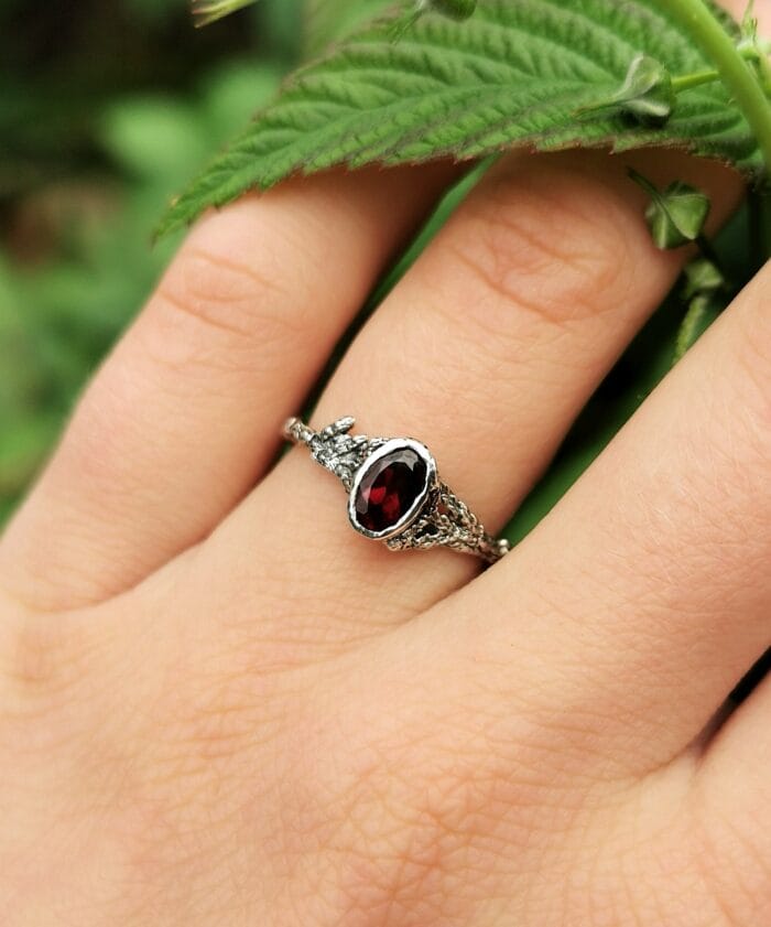 Organiškas sidabro žiedas su granatu – Paveikslėlis 2