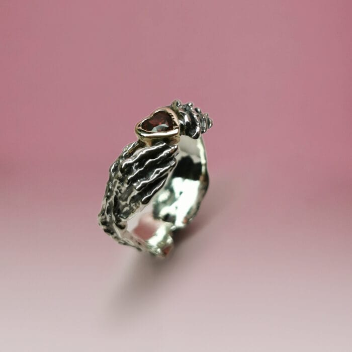 Claddagh žiedas su auksine širdele ir granatu – Paveikslėlis 3