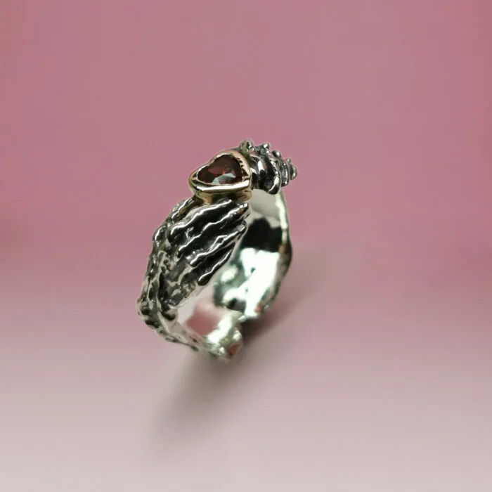 Claddagh žiedas su auksine širdele ir granatu – Paveikslėlis 3
