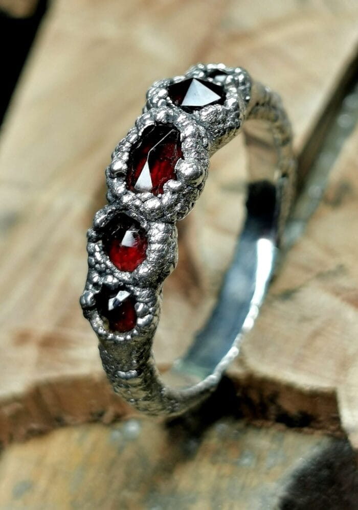 0649fc_b17caa297fc6430091195963238191d9mv2.jpg Granatų žiedas - Image 1
