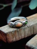 Trijų opalų žiedas