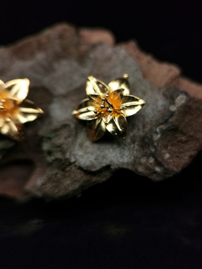 Auksuotos lelijos – Paveikslėlis 2