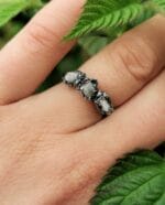 Sidabro žiedas su trimis nešlifuotais deimantais – Paveikslėlis 2