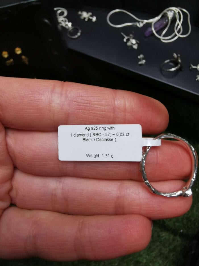 Sidabro žiedas su mažu juodu deimantu – Paveikslėlis 3