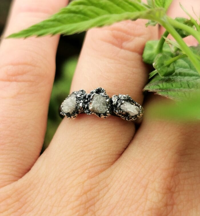 Sidabro žiedas su trimis nešlifuotais deimantais – Paveikslėlis 3