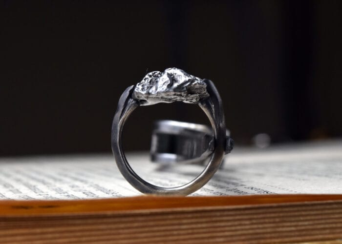 0649fc_ebf91f04ae714daf8fb6f31bf68d6056mv2.jpg Titano žiedas su meteoritu - Image 1