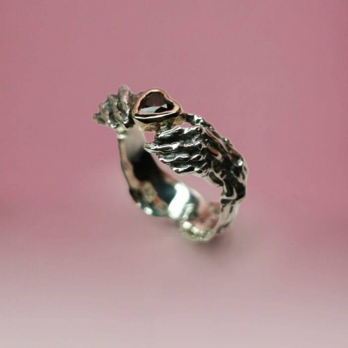 0649fc_ee0e8569a5b24b5399258d409d281590mv2.jpg Claddagh žiedas su auksine širdele ir granatu - Image 1