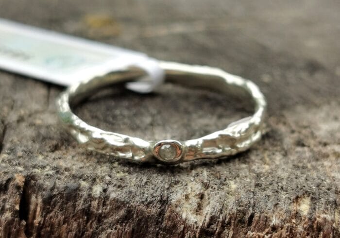 Sidabro žiedas su mažu baltu deimantu – Paveikslėlis 1