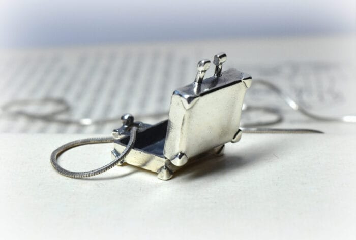 0649fc_f82fdb0d21af4bc6b46db318b037c304mv2.jpg Sidabrinis lagaminas – Paveikslėlis 1