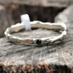 Sidabro žiedas su mažu juodu deimantu