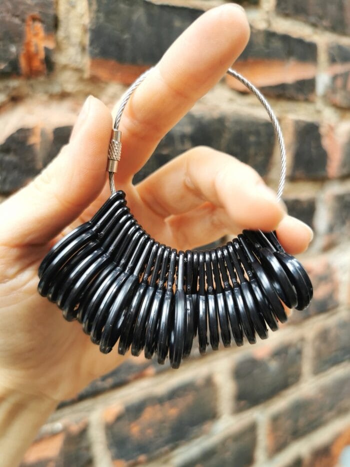 2025/07/IMG_20250709_133006-scaled.jpg Žiedų dydžių matuoklis – Paveikslėlis 1